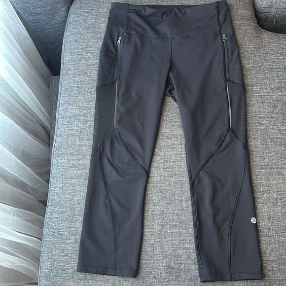 Lululemon Cropped Leggings-Black-Mesh Panels on Legs-Zippered Pockets-Size 8 - Picture 10 of 10